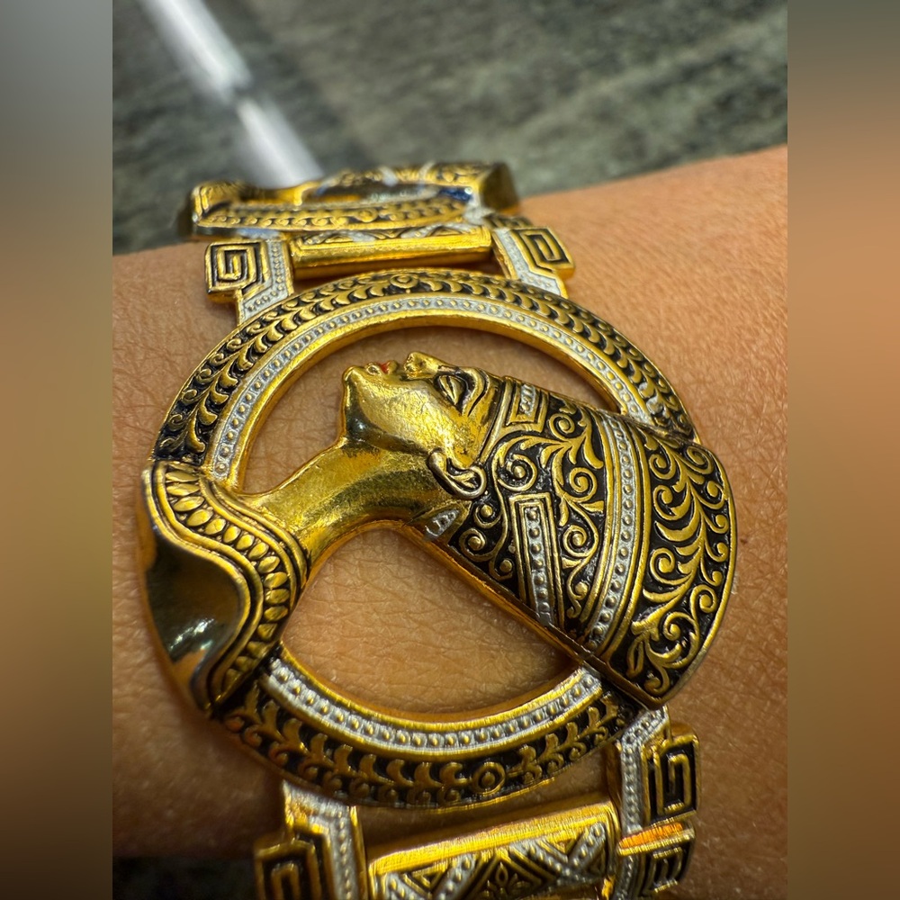 Vintage Egyptian Revival Statement Bracelet — Gold Tone Pharaoh Motif —Unsigned - Picture 7 of 10